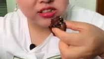 小姐姐深夜吃红烧肉酱,小姐姐独享红烧肉酱美味时光