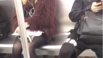 地铁小姐姐看银杏叶,银杏叶下的温暖瞬间
